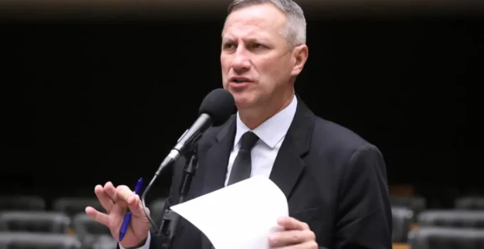 Câmara aprova "PL Luciano Hang": Lojas poderão expor rostos de ladrões para coibir furtos, veja como funciona