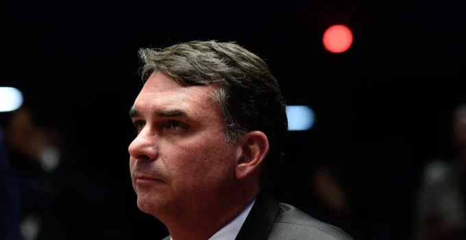 Flávio Bolsonaro: Do Quase Desmaio no Rio à Missão de 2026, a Trajetória Política do "Herdeiro" de Jair