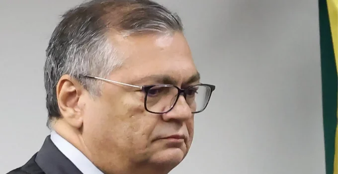 Flávio Dino: Aposentadoria Compulsória para Juízes Condenados Acaba, Mas Elogios ao Ministro Dividem Opiniões