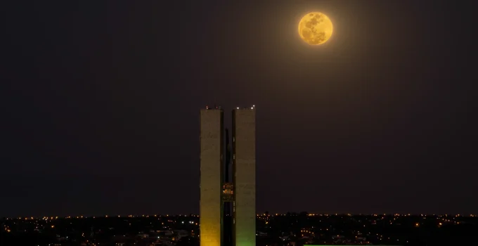 Câmara dos Deputados Pauta PL que Pode Oficializar "Ideologia de Gênero" no Brasil, Críticos Alertam para Censura e Perseguição Religiosa