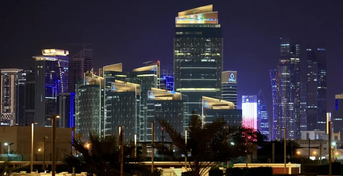 Irã ataca Catar e Arábia Saudita: Polo de Gás e Depósito de Combustível Atingidos em Retaliação Global