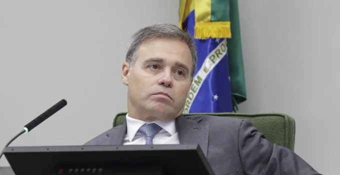 Polícia Federal Alerta: Dados Sigilosos de Daniel Vorcaro Retornam ao Senado Após Solicitação da CPMI