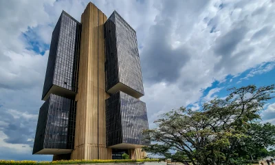 Copom corta Selic para 14,75% em meio à guerra no Irã e incertezas globais, Fed dos EUA mantém juros