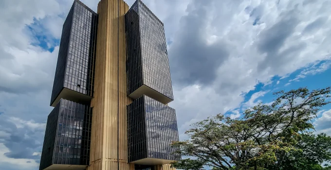 Copom corta Selic para 14,75% em meio à guerra no Irã e incertezas globais, Fed dos EUA mantém juros