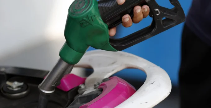 Petróleo Dispara Globalmente: Saiba Como Brasil, EUA e o Mundo Reagem à Crise de Preços e Inflação