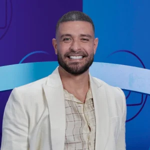 Diogo Nogueira choca fãs com raspagem de cabeça em clínica capilar e promete novidades: 'Sábado eu conto'