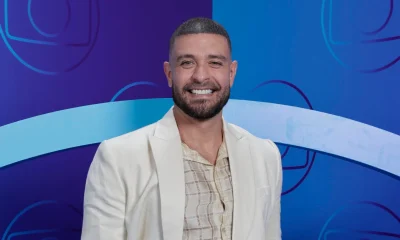 Diogo Nogueira choca fãs com raspagem de cabeça em clínica capilar e promete novidades: 'Sábado eu conto'