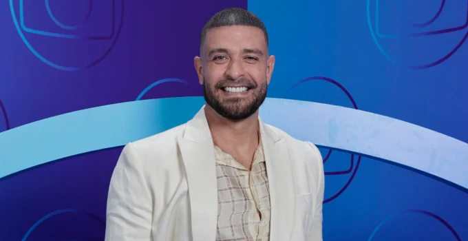 Diogo Nogueira choca fãs com raspagem de cabeça em clínica capilar e promete novidades: 'Sábado eu conto'