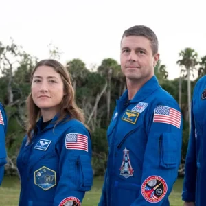 Artemis 2: Astronautas Revelam Itens Pessoais Carregados na Missão Histórica à Lua, Incluindo Mensagens e Símbolos Familiares