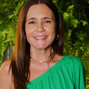 Adriana Esteves surpreende fã com gesto de solidariedade em aeroporto; relato emocionante viraliza