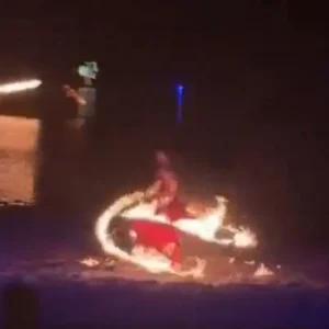 Dançarina 'pega fogo' em apresentação na China e se joga em rio em ato desesperado; imagens chocam