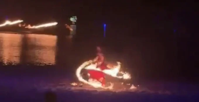 Dançarina 'pega fogo' em apresentação na China e se joga em rio em ato desesperado; imagens chocam