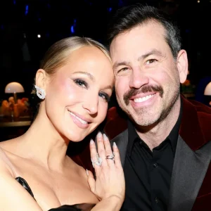 Nikki Glaser Choca ao Revelar Fetiche Incomum: Prazer em Ver Namorado com Outras Mulheres Gera Polêmica