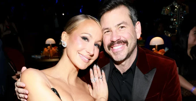 Nikki Glaser Choca ao Revelar Fetiche Incomum: Prazer em Ver Namorado com Outras Mulheres Gera Polêmica