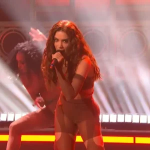 Anitta faz história no Saturday Night Live com performance inédita de 'Choka Choka' com Shakira e celebra novo álbum 'Equilibrium'