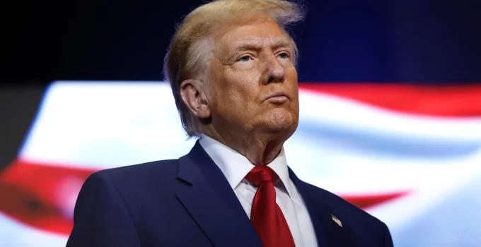 Trump Explica Imagem Bizarra Como Médico, Não Jesus, Após Críticas e Apaga Postagem em Rede Social