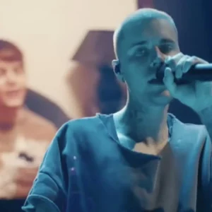 Justin Bieber Ignora Críticas sobre Show no Coachella 2026: "Fiz do meu jeito", revela fonte próxima