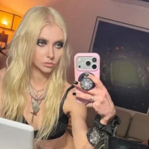 Taylor Momsen, estrela de "Gossip Girl", é internada após picada de aranha venenosa no México e tranquiliza fãs sobre estado de saúde