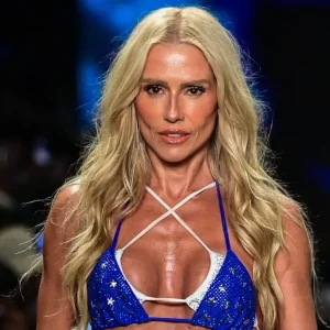 Deborah Secco desabafa: 'Mulher de 46 anos, quero envelhecer', rebate críticas após desfile e acusações de Photoshop