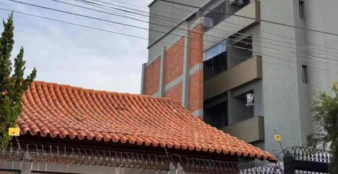 Muro Gigante em MG Bloqueia Vista de Prédio: Morador Busca Privacidade Após Falta de Acordo