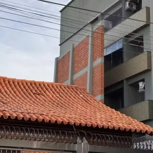 Muro Gigante em MG Bloqueia Vista de Prédio: Morador Busca Privacidade Após Falta de Acordo