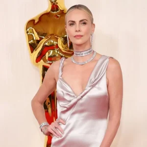 Charlize Theron detalha noite traumática em que mãe matou pai em autodefesa: 'Nunca soube de uma história como essa'