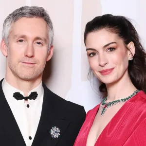 Anne Hathaway se declara para o marido Adam Shulman: "Ele segura tudo" e detalha apoio em ano de 5 filmes