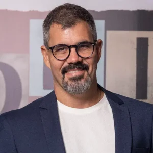 Juliano Cazarré lança "maior encontro de homens do Brasil" e gera polêmica com críticas de atrizes famosas