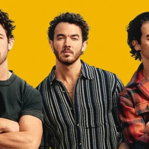 Jonas Brothers prometem surpresas inéditas no Brasil, falam sobre "Camp Rock 3" e exaltam fãs brasileiros