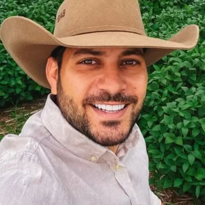 Ex-BBB Caio Afiune choca fãs com crise alérgica grave em voo; veja imagens do susto e confissão: "Falta de ar!"