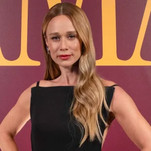 Mariana Ximenes fala sobre namoro discreto e revela aprendizado em ser cuidada