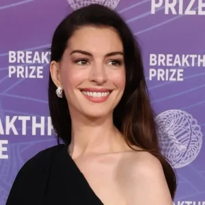 Anne Hathaway: Atriz revela que ficou "legalmente cega" de um olho por 10 anos