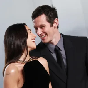 Dua Lipa e Callum Turner: A linha do tempo completa do romance que culminou em casamento discreto em Londres e celebração na Sicília