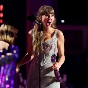 Taylor Swift Retorna às Raízes Country e ao Cinema com Nova Música para Toy Story 5