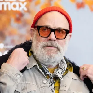 Michael Stipe, ex-R.E.M., surge com visual barbudo em performance rara com Andrew Watt na TV americana