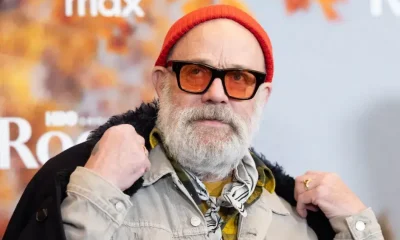 Michael Stipe, ex-R.E.M., surge com visual barbudo em performance rara com Andrew Watt na TV americana
