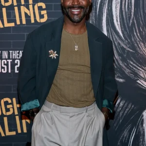 Karamo Brown, estrela de Queer Eye, revela sofrimento por anos após cirurgia plástica mal sucedida e dor crônica
