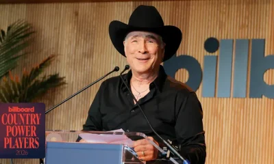 Clint Black celebra Riley Green com o Hitmaker Award em evento Country Power Players 2026: Festa de estrelas da música country