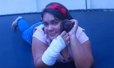 Mulher de 37 anos que se passava por criança é presa após viver 14 meses com família em SC