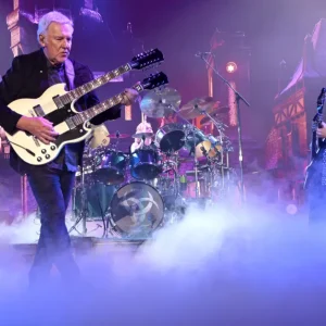 Rush: Anika Nilles Brilha na "Fifty Something Tour" em Homenagem Emocionante a Neil Peart
