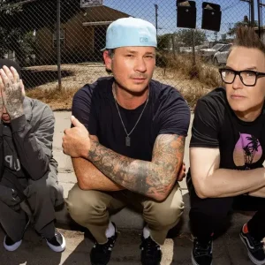 Blink-182: Mistério no ar para os 25 anos de 'Take Off Your Pants and Jacket' com pistas sobre novidades
