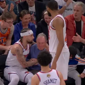 Quase Acidente nos Finais da NBA: Jose Alvarado 'Derruba' Michael Bloomberg em Momento de Tensão em Jogo dos Knicks