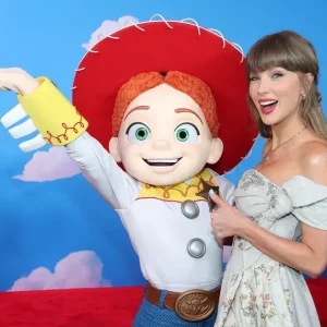 Taylor Swift Surpreende em Estreia de Toy Story 5 com Dueto Inesperado com Randy Newman e Performance Emocionante