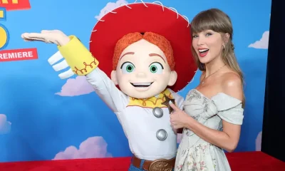 Taylor Swift Surpreende em Estreia de Toy Story 5 com Dueto Inesperado com Randy Newman e Performance Emocionante