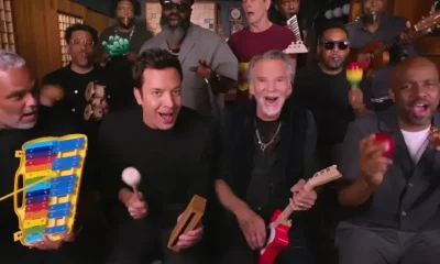 Kenny Loggins Revive Hinos dos Anos 80 com Kevin Bacon e John Lithgow em Versão Divertida no "The Tonight Show"