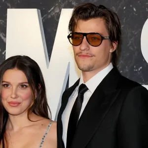 Millie Bobby Brown defende o marido após críticas: “Eu não estou inválida”