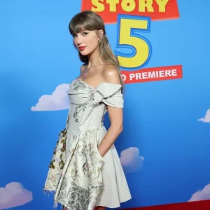Taylor Swift domina parada australiana com "I Knew It, I Knew You", empata com Elvis Presley e celebra 35 semanas no topo
