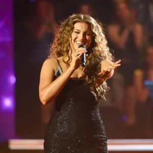 Tori Kelly Lança "God Must Really Love Me": Músicas que Capturam a Paz da Maternidade e a Força da Identidade
