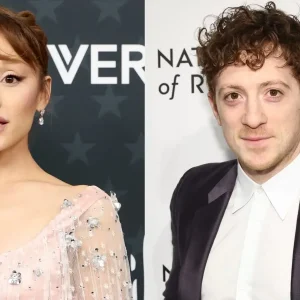 Ethan Slater surge em evento após término com Ariana Grande e evita falar sobre o assunto