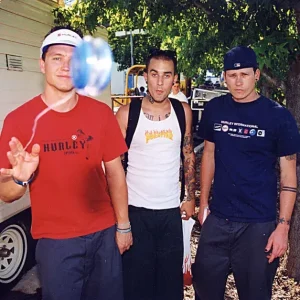 Blink-182 celebra 25 anos de "Take Off Your Pants and Jacket" com edição especial e faixas inéditas que chegam ao streaming pela primeira vez